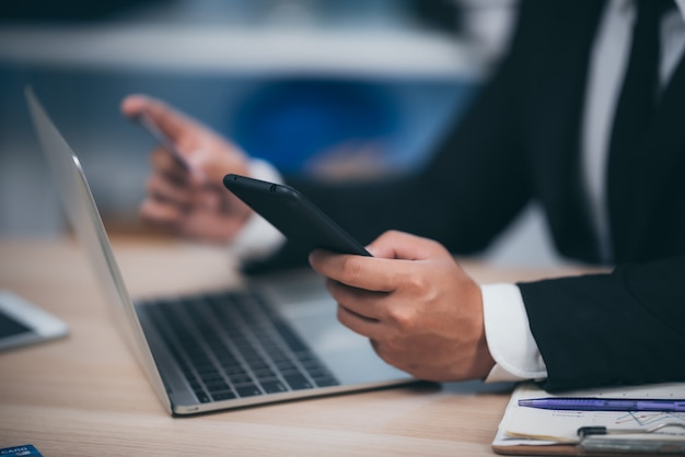 Hombre de negocios trabajando con tarjeta de crédito y portátil