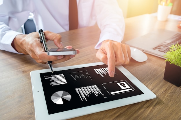 Foto hombre de negocios trabajando con teléfono inteligente y tableta digital y computadora portátil