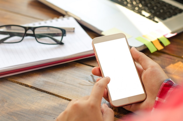 Hombre de negocios trabajando con para teléfono inteligente