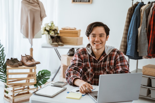 Hombre de negocios trabajando en una tienda de ropa