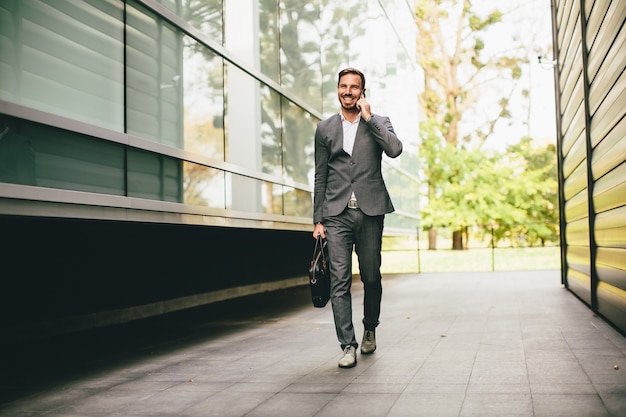 Foto el hombre de negocios va a trabajar