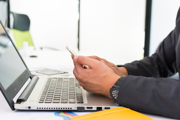 Hombre de negocios con trabajo de computadora en la oficina moderna