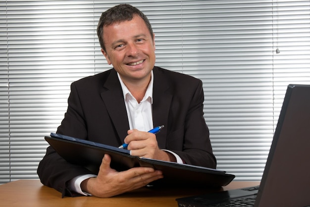 Foto hombre de negocios en el trabajo en su oficina