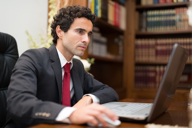 Hombre de negocios en el trabajo en su oficina