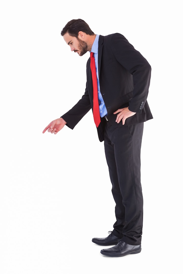 Foto hombre de negocios en traje apuntando el dedo