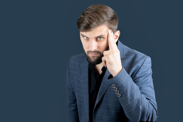 Un hombre de negocios con un traje azul piensa