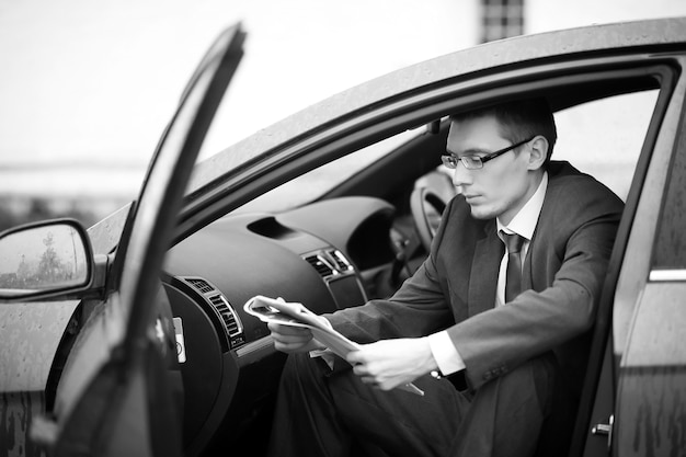 Hombre de negocios, en, un, traje, en la calle, en un coche