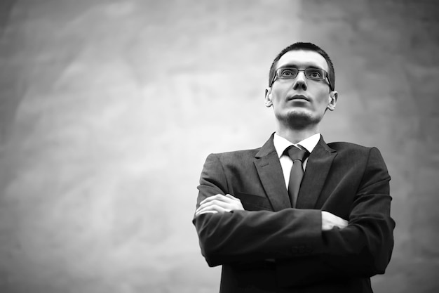 Hombre de negocios en un traje en la calle Foto en blanco y negro