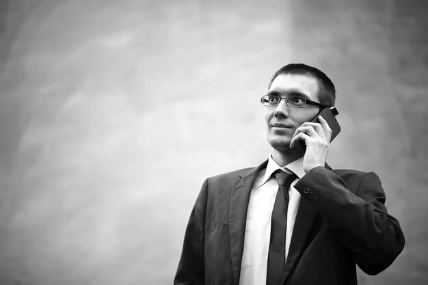 Hombre de negocios en un traje en la calle Foto en blanco y negro