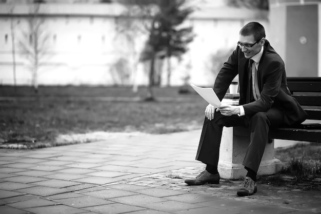 Hombre de negocios en un traje en la calle Foto en blanco y negro