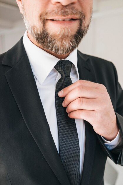 hombre de negocios con traje y corbata