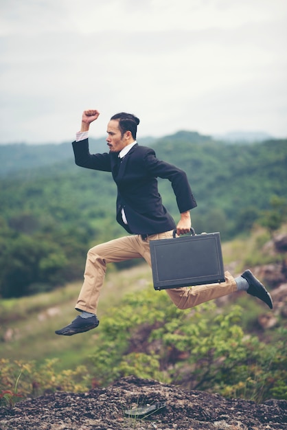 Hombre de negocios en traje corriendo en el aire como símbolo de la posición de vida activa. Skyscape