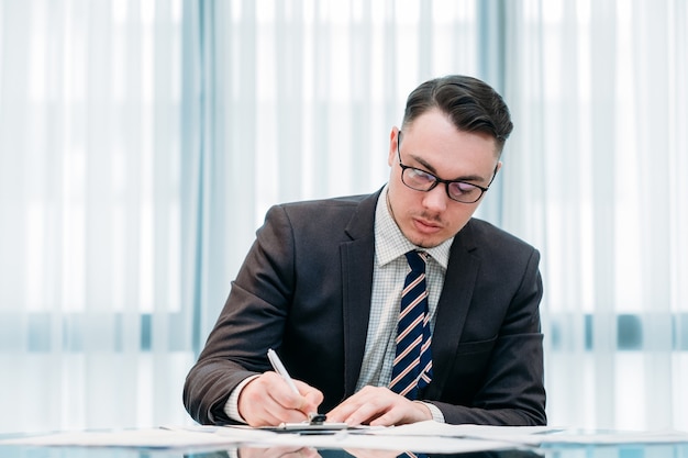 Hombre de negocios en traje elegante trabajando en oficina