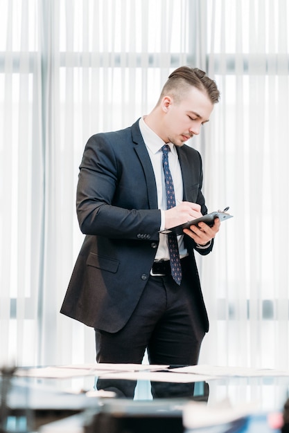 Hombre de negocios en traje elegante trabajando en oficina