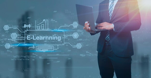 Hombre de negocios en traje negro con computadora portátil y pantalla virtual sobre fondo azul elearning educación Tecnología de Internet Webinar Cursos en línea concepto