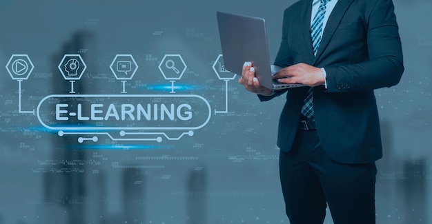 Hombre de negocios en traje negro con computadora portátil y pantalla virtual sobre fondo azul elearning educación Tecnología de Internet Webinar Cursos en línea concepto