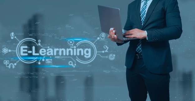 Hombre de negocios en traje negro con computadora portátil y pantalla virtual sobre fondo azul elearning educación Tecnología de Internet Webinar Cursos en línea concepto