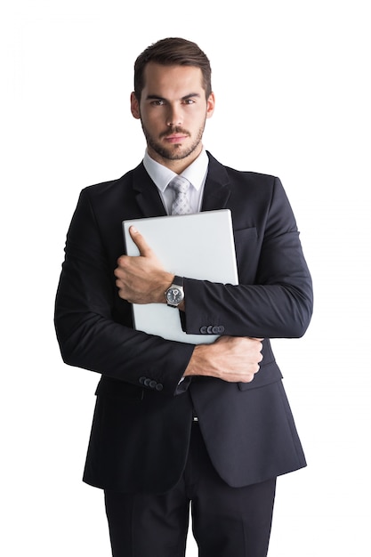 Hombre de negocios en traje posando con su computadora portátil