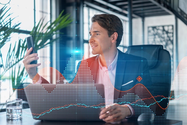 Hombre de negocios en traje que usa un teléfono inteligente para optimizar la estrategia comercial en el fondo de finanzas corporativas Holograma de gráfico Forex sobre el fondo de la oficina panorámica moderna