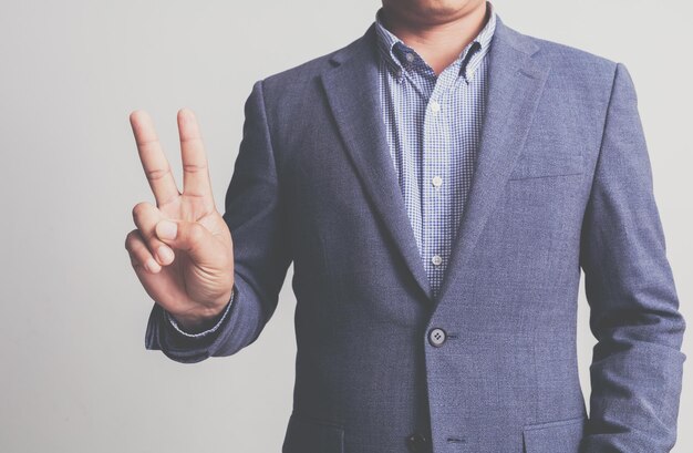 Foto hombre de negocios con un traje sobre un fondo blanco