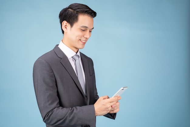 Hombre de negocios en traje con un teléfono inteligente