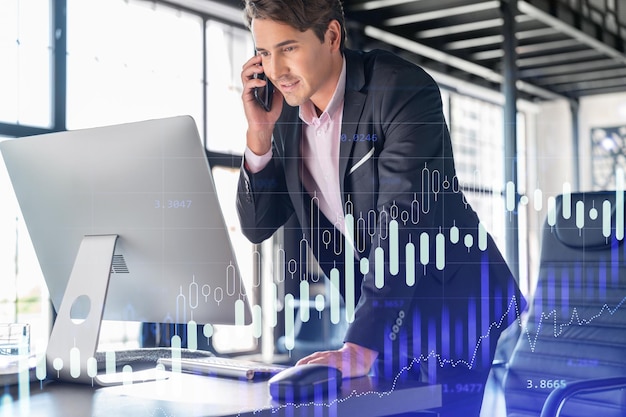 El hombre de negocios en traje tiene una llamada de conferencia para optimizar la estrategia comercial en el fondo de finanzas corporativas Holograma de gráfico Forex sobre el fondo de la oficina con ventanas panorámicas