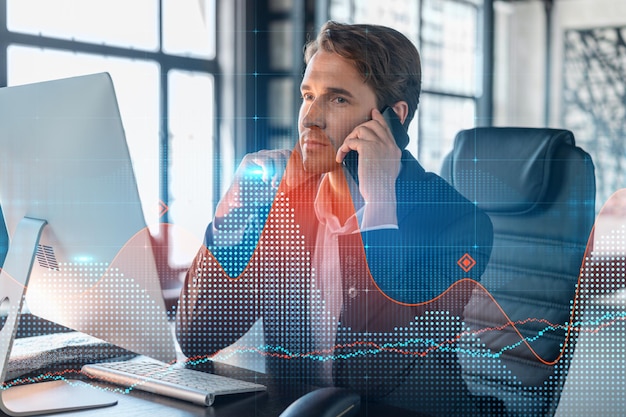 El hombre de negocios en traje tiene una llamada de conferencia para optimizar la estrategia comercial en el fondo de finanzas corporativas Holograma de gráfico Forex sobre el fondo de la oficina con ventanas panorámicas