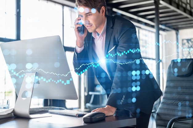 El hombre de negocios en traje tiene una llamada de conferencia para optimizar la estrategia comercial en el fondo de finanzas corporativas Holograma de gráfico Forex sobre el fondo de la oficina con ventanas panorámicas