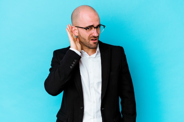 hombre de negocios tratando de escuchar un chisme