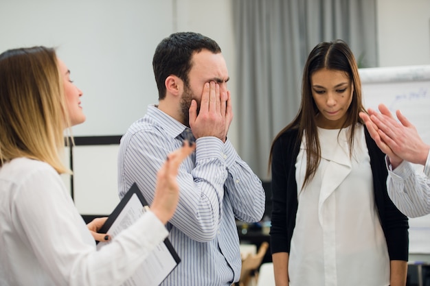 Foto hombre de negocios triste y deprimido durante la reunión