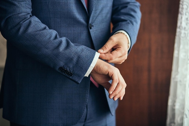 Foto el hombre de negocios usa una chaqueta. el novio se prepara para la mañana antes de la ceremonia de la boda.