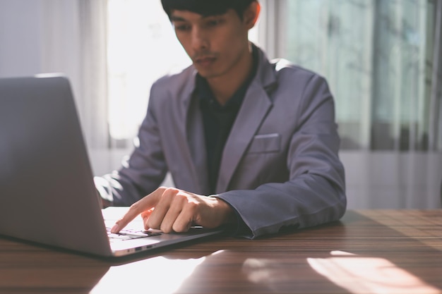 Hombre de negocios usa una computadora para trabajar