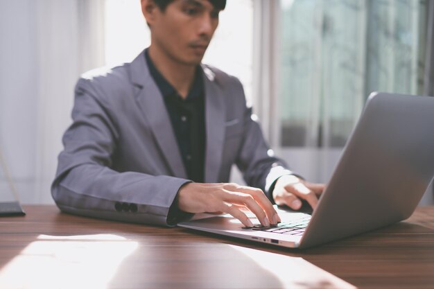 Hombre de negocios usa una computadora para trabajar