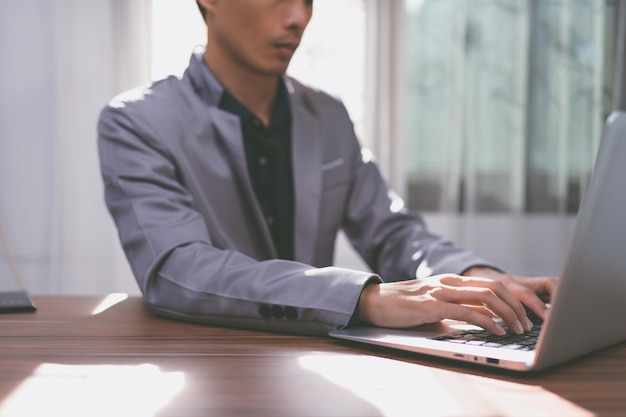 El hombre de negocios usa una computadora en el trabajo