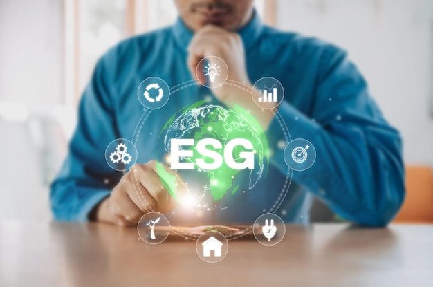 El hombre de negocios usa el teléfono para analizar la tecnología ambiental y acercarse a ESG sostenible global mediante energía limpia y potencia ESG gobernanza social ambiental estrategia comercial concepto de inversión