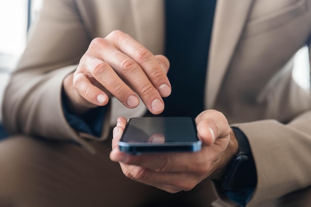 El hombre de negocios usa el teléfono móvil, haga clic en la pantalla