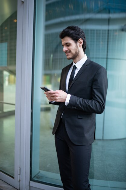 Hombre de negocios usando una aplicación en su teléfono