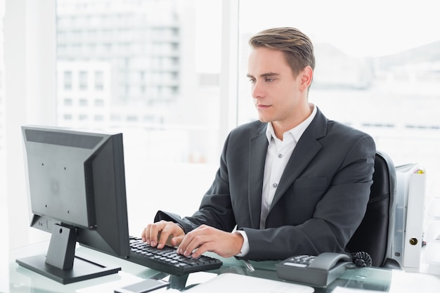 Hombre de negocios usando la computadora en el escritorio de oficina