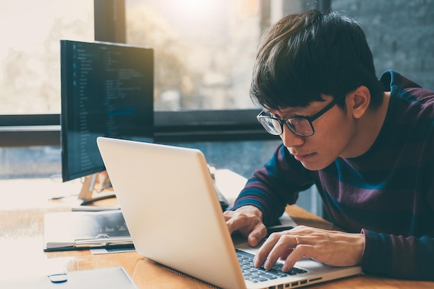 Hombre de negocios usando una computadora portátil en el escritorio mientras está sentado en la oficina