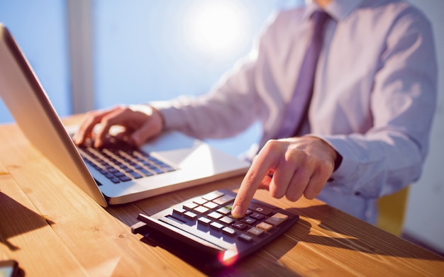 Hombre de negocios usando la computadora portátil en el escritorio