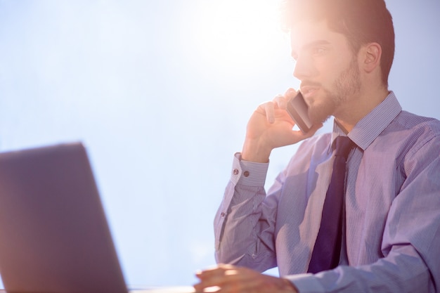 Hombre de negocios usando la computadora portátil en el escritorio