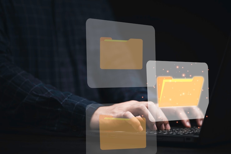 Foto hombre de negocios usando computadora portátil con gráfico de carpeta virtual para el concepto de gestión de base de datos de documentos en línea.