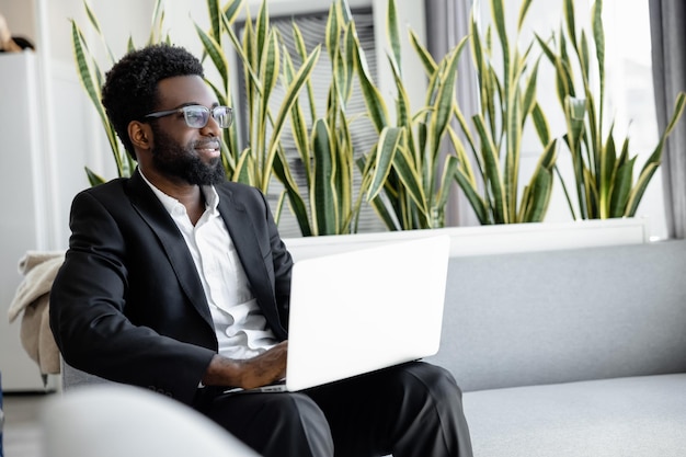 Hombre de negocios usando una computadora portátil para hacer sus tareas profesionales en la oficina