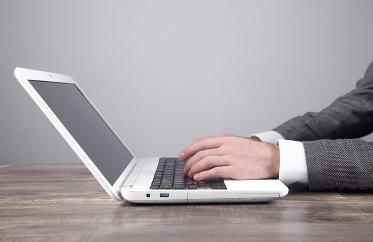 Foto hombre de negocios usando la computadora portátil en la oficina.