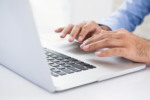 Hombre de negocios usando la computadora portátil trabajando y buscando información