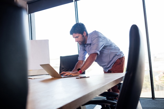 Hombre de negocios usando una computadora portátil