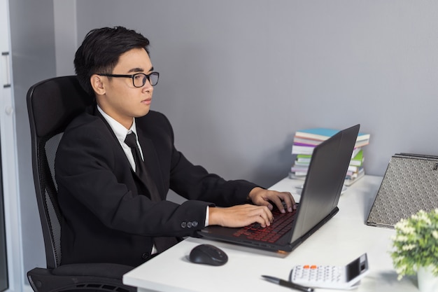 hombre de negocios usando la computadora portátil