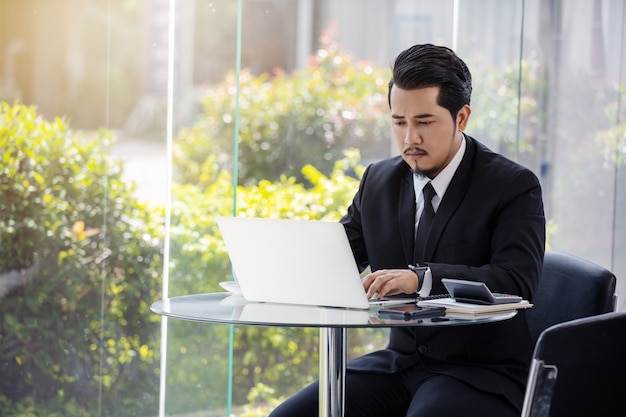 Hombre de negocios usando la computadora portátil