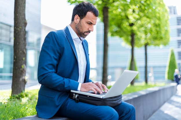 Hombre de negocios usando la computadora portátil