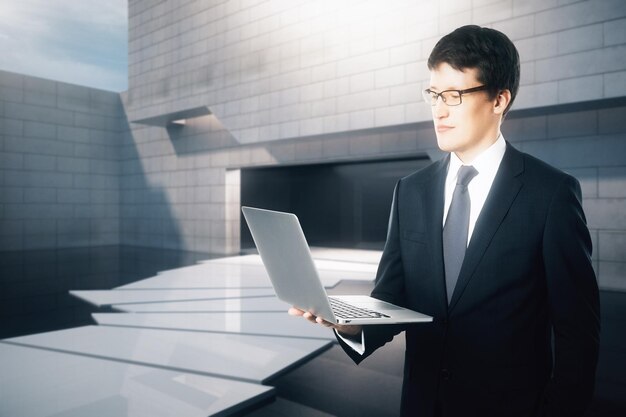 Hombre de negocios usando la computadora portátil